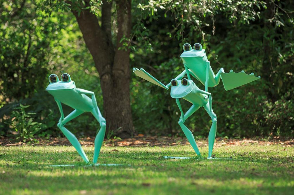 24 whimsical frog sculptures will delight visitors along the Parkwoods Trail, in the Japanese Garden and the Learning Garden. The exhibit features frogs dancing the tango, playing leap frog, working in the garden and more.